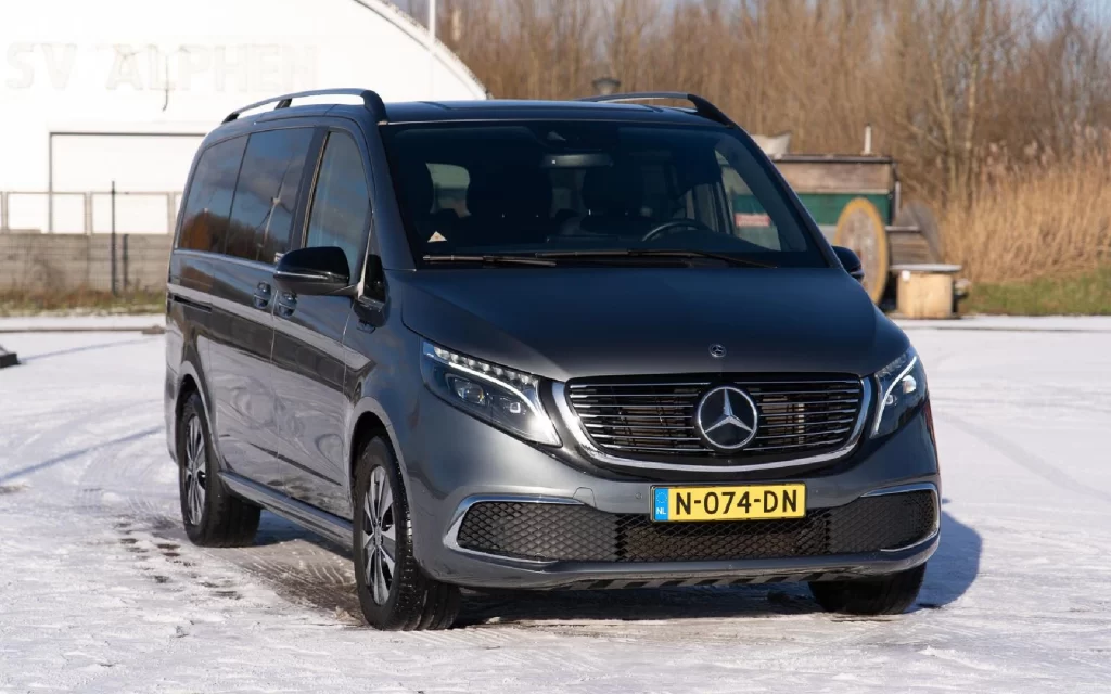 Серая furgon Mercedes-Benz EQV  запаркованная в снегу. На  бок furgona нанесена надпись «SV ALP»  и  номерной знак «N-074-DN».